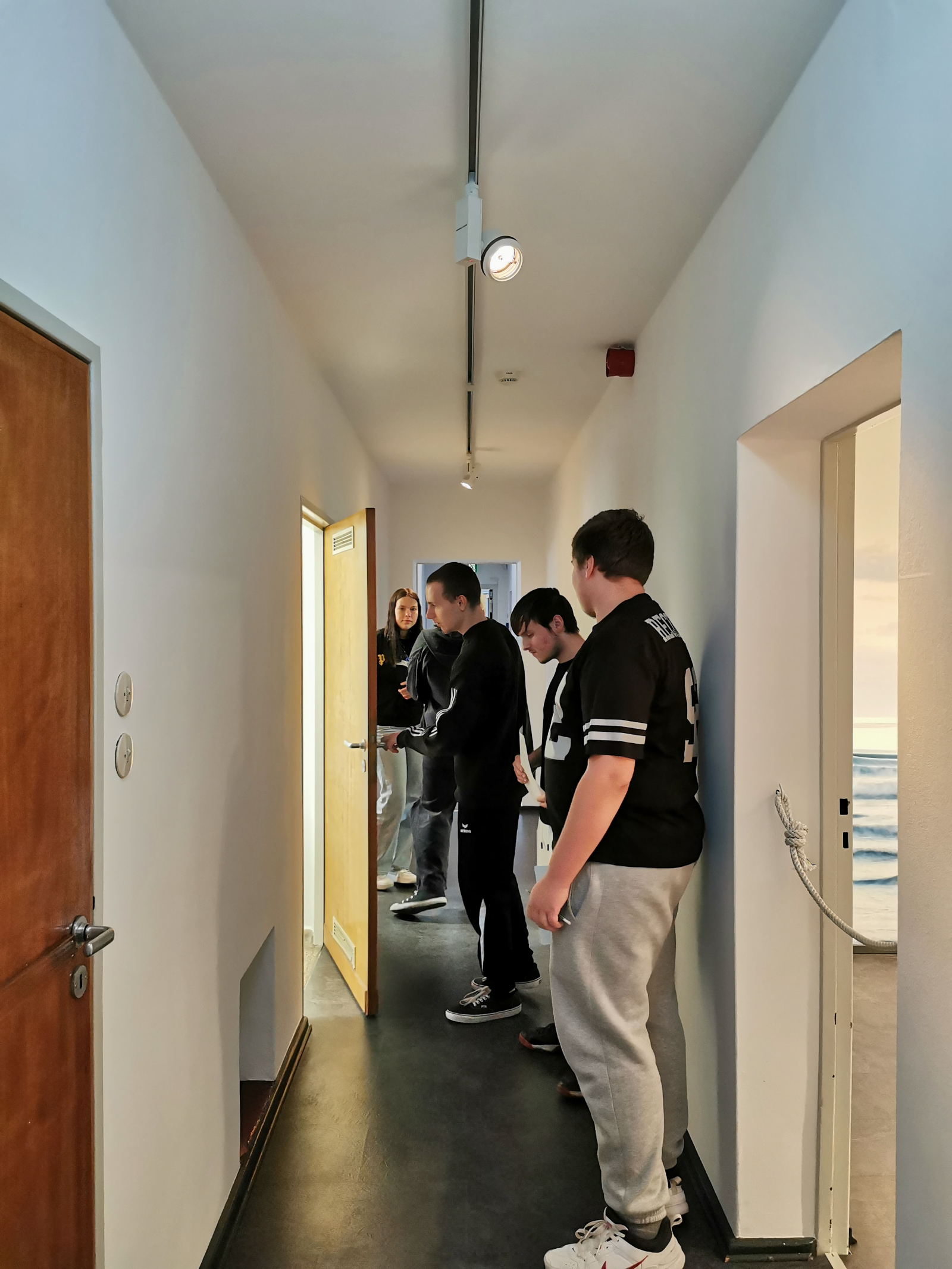 Jugendliche in der Ausstellung